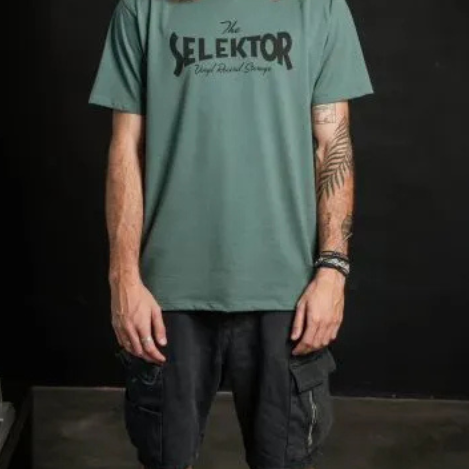 Selektor Appel T-Shirt on a man with arm tattoos