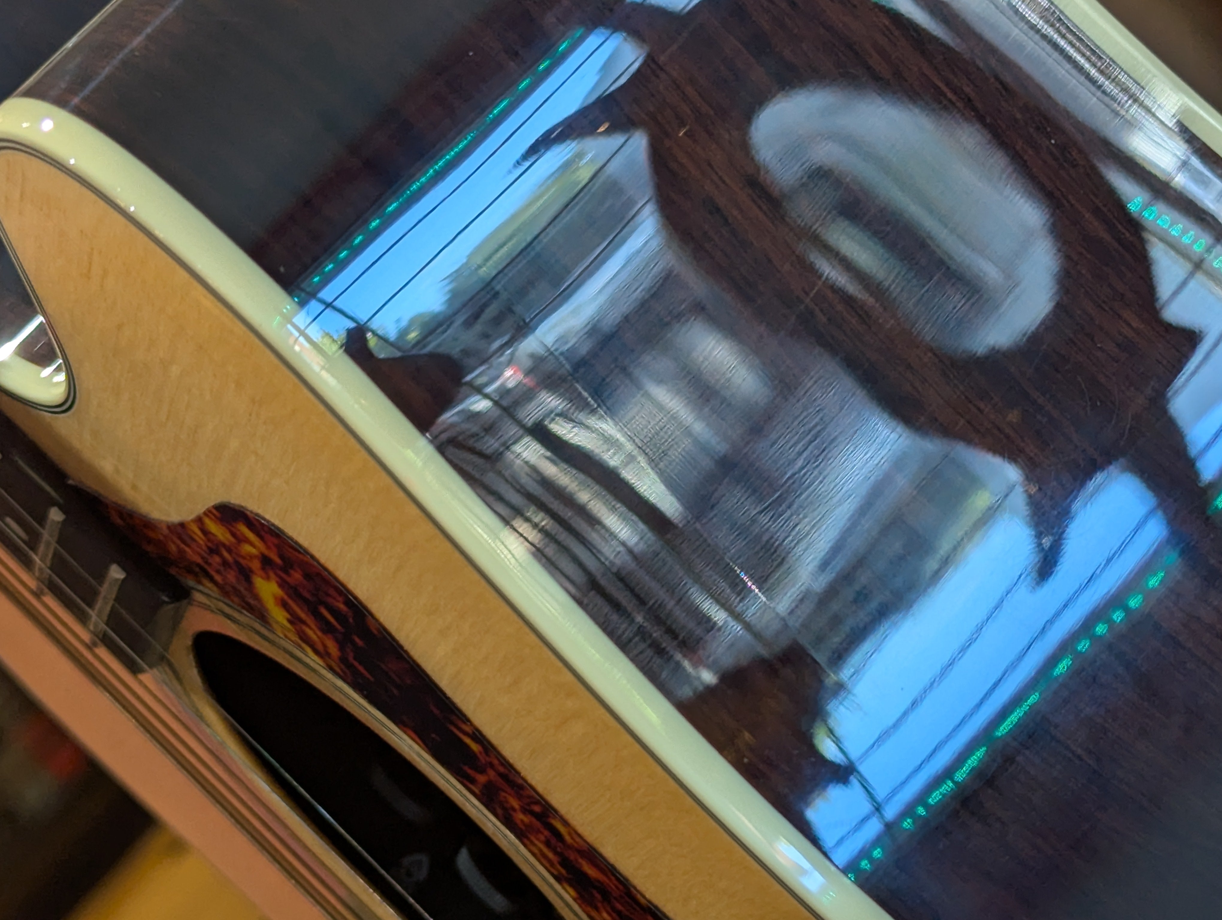 Guild guitare electro-acoustic D-150 CE (store demo-small crack)