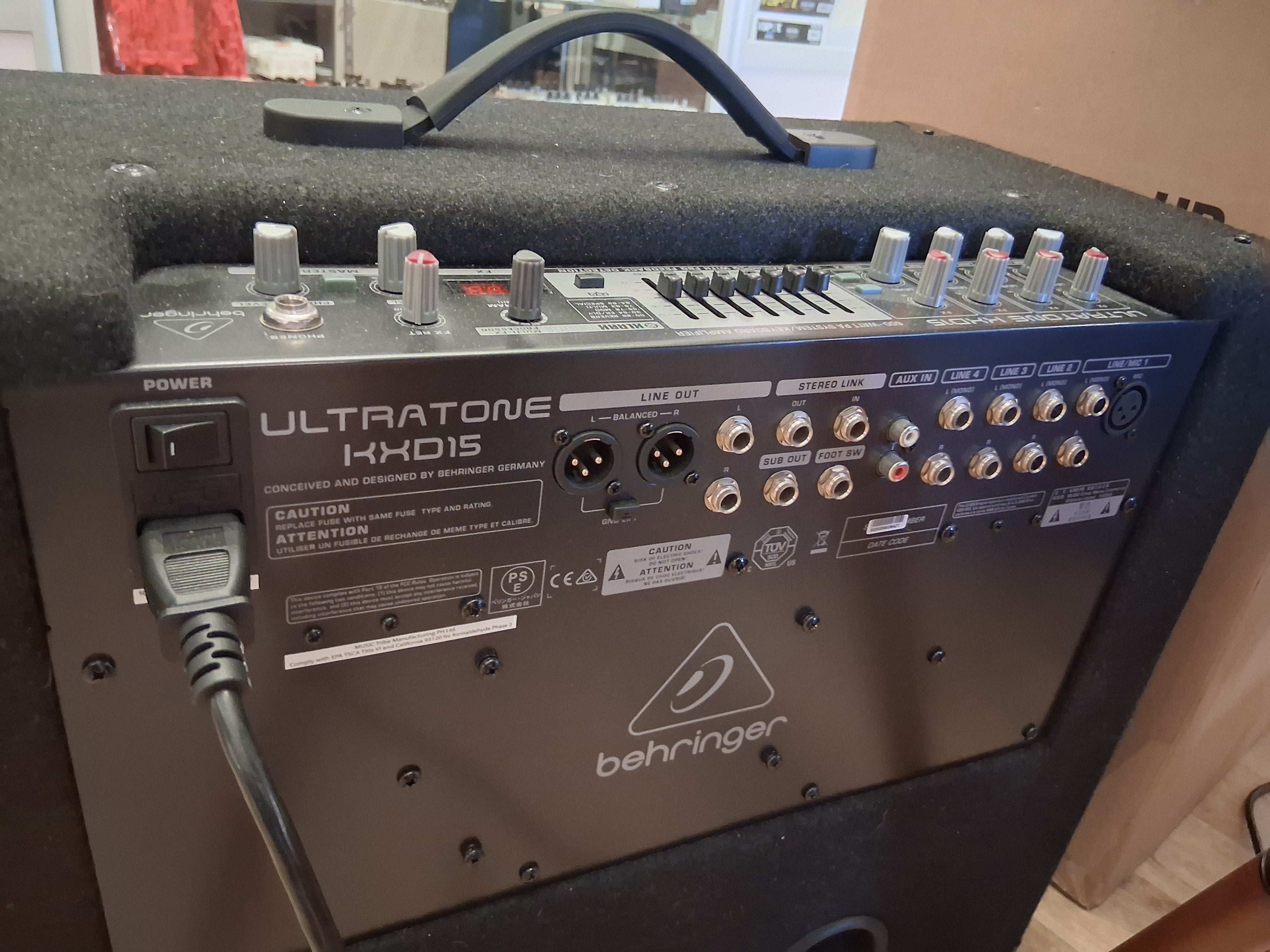 Behringer - KXD15 keyboard amplifier -USED-