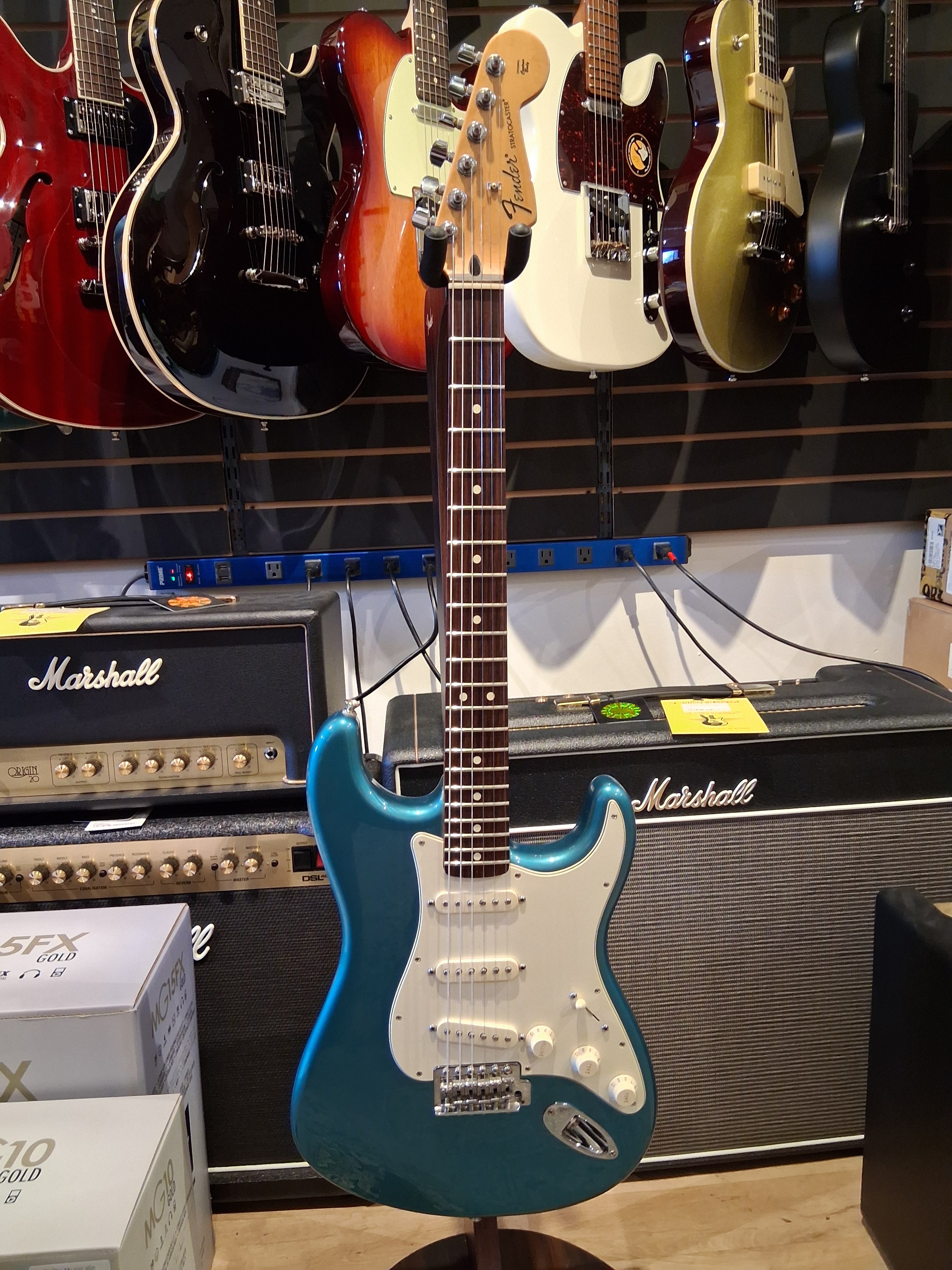 Fender - Standard Stratocaster - rosewood fingerboard - Lake Placid Blue -USED-