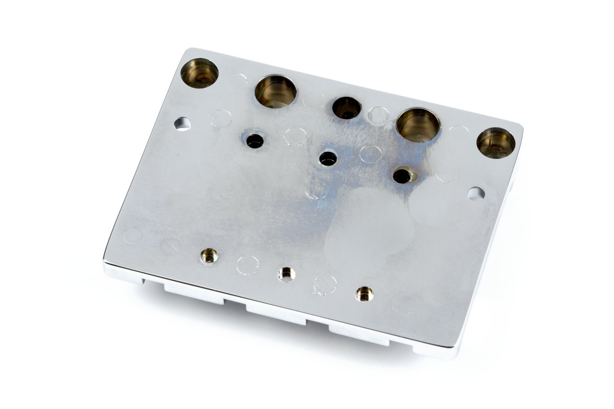 Fender - HiMass™ 4 - String Bass Bridge Assembly With Brass Saddles - Chrome - La Boîte Musicale - Bass Bridges - Fender -